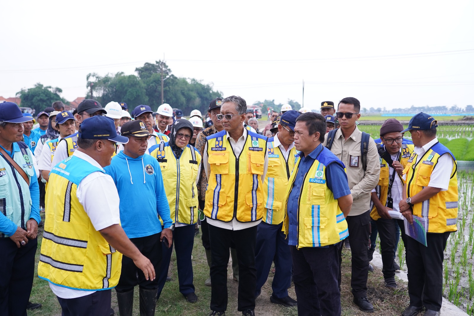 Menteri PU Didampingi DIrjen SDA Tinjau Penerapan Irigasi Padi Hemat Air D.I Rentang : Penggunaan AIr secara Minimal untuk Hasil Tani Maksimal