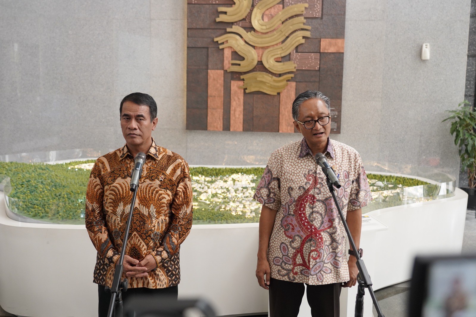 https://sda.pu.go.id//assets/uploads/posting/program_swasembada_pangan_2025_kolaborasi_kementerian_pekerjaan_umum_dan_kementerian_pertanian_tingkatkan_luas_lahan_tanam_dan_produktivitas_pertanian_guna_mendukung_ketahanan_pangan_1731922036_f3f8ce76e54f151b22af.jpeg