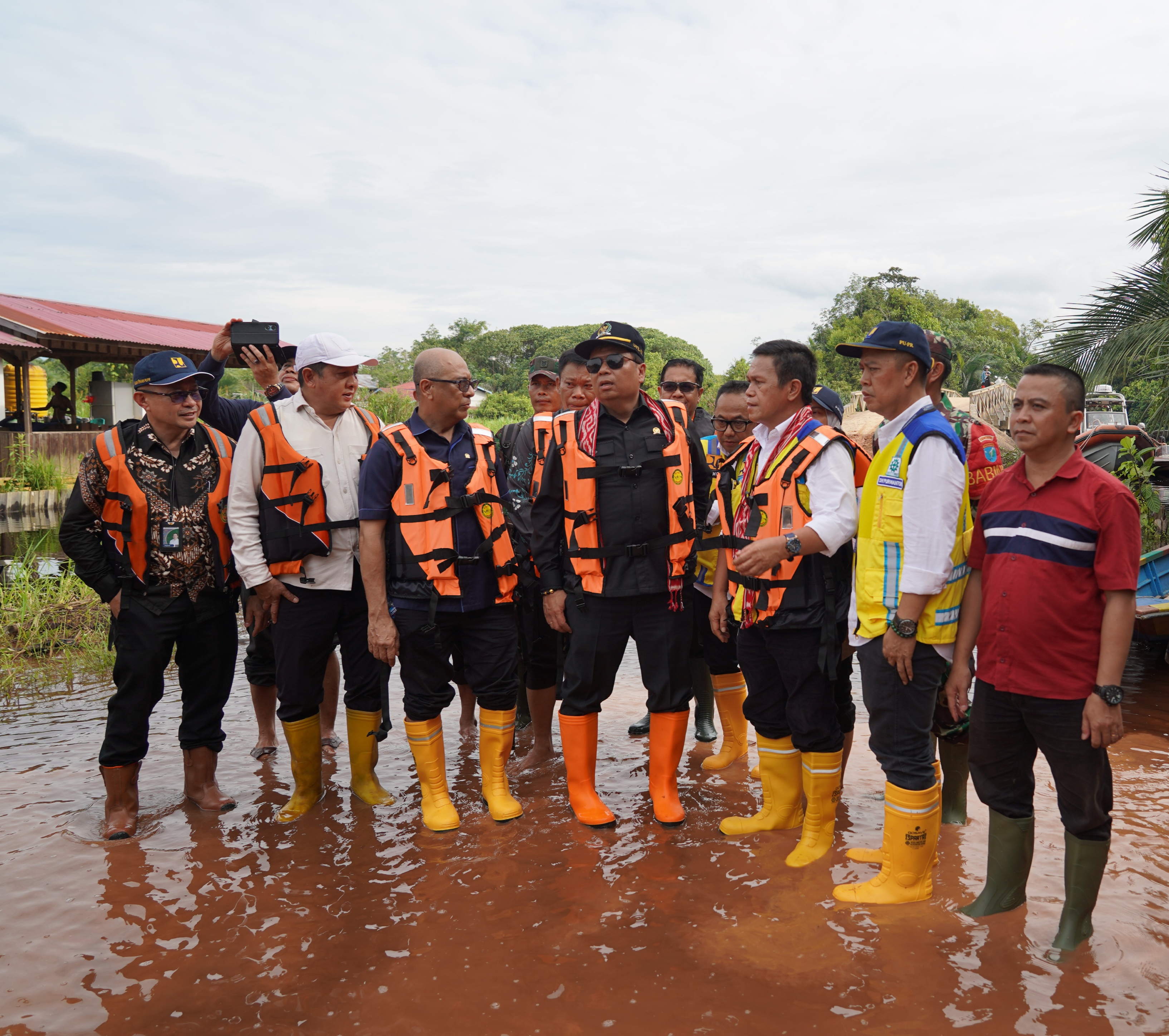 https://sda.pu.go.id//assets/uploads/posting/tangani_banjir_di_kecamatan_sungai_ambawang_dirjen_sda_dampingi_kunjungan_kerja_komisi_v_dpr_ri_ke_provinsi_kalimantan_barat_1733659713_692f5bd0bec0f782765e.jpg