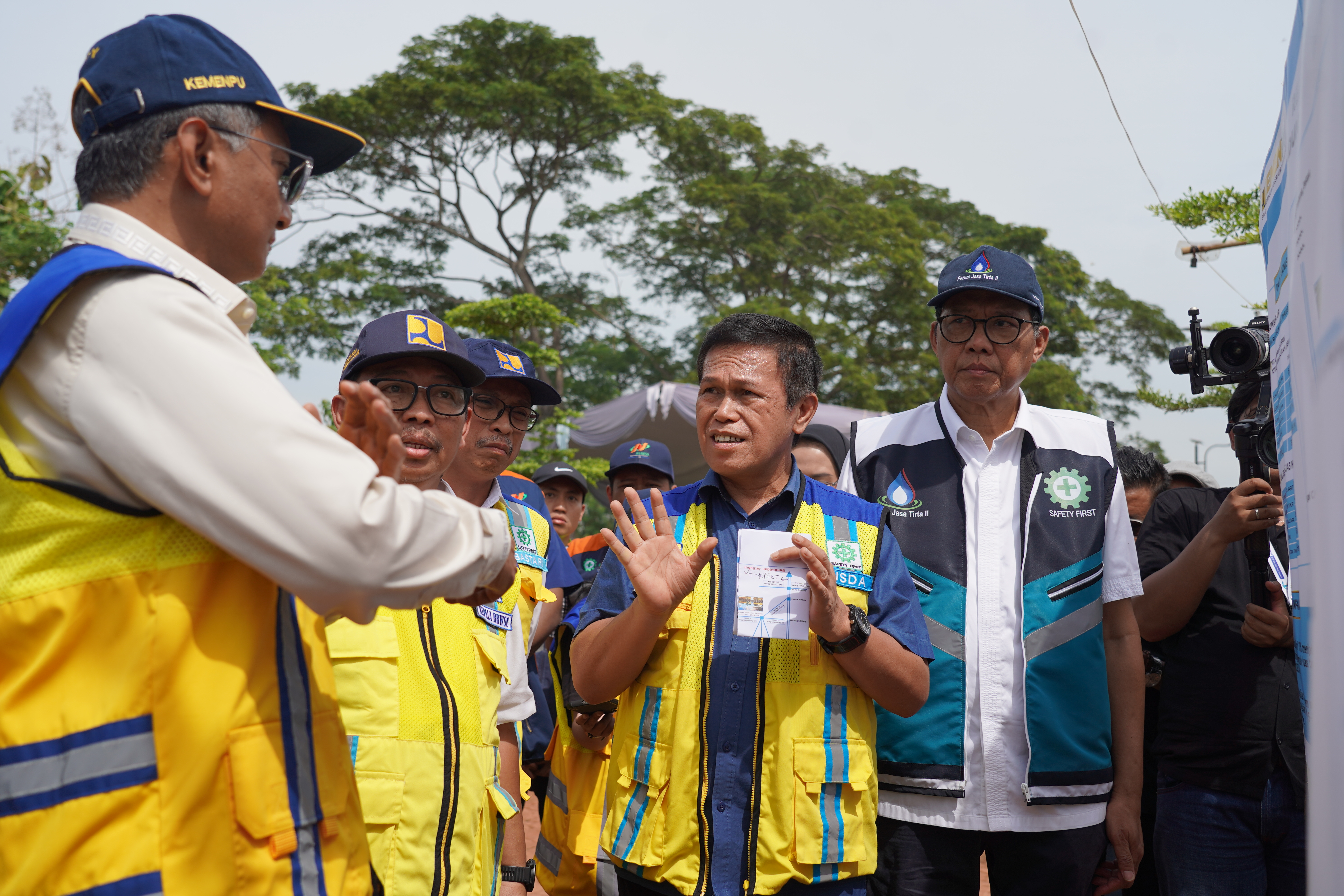 Tingkatkan Luas Tanam dan Indeks Pertanaman di Jawa Barat: Dirjen SDA Dampingi Menteri PU Tinjau Rehabilitasi Saluran Induk Tarum Utara D.I Jatiluhur