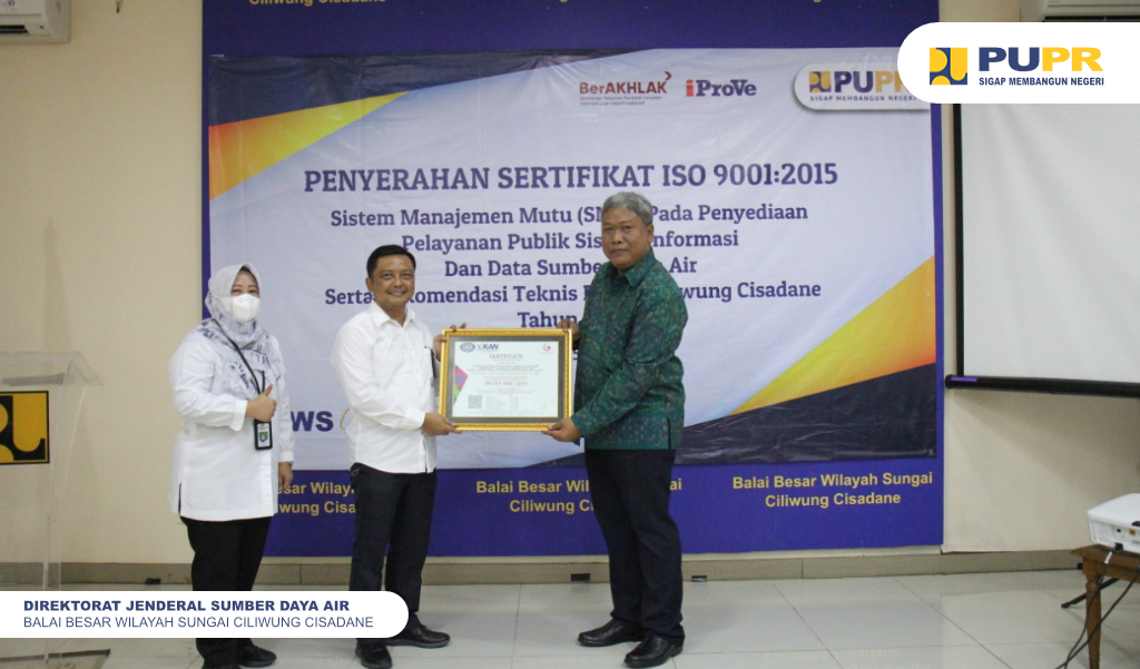 Balai Besar Wilayah Sungai Ciliwung Cisadane menerima penyerahan Sertifikat ISO 9001:2015 Sistem Manajemen Mutu (SMM) pada Penyediaan Pelayanan Publik Sistem Informasi Dan Data Sumber Daya Air Serta Rekomendasi Teknis BBWS Ciliwung Cisadane