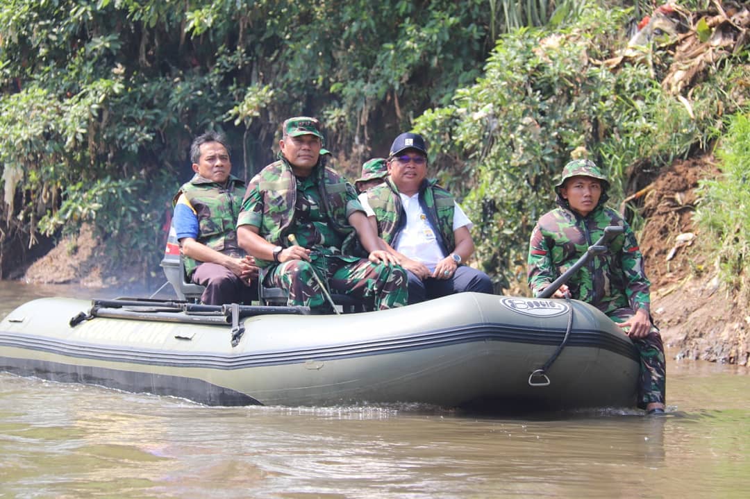 Kepala Balai Wilayah Sungai Ciliwung Cisadane bersama Mayjend TNI Joni Supriyanto menyusuri Sungai Ciliwung dalam rangka 