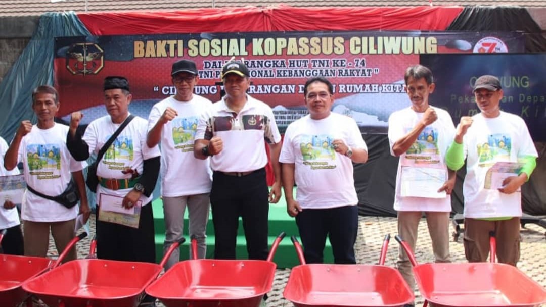 Komandan Jenderal Komando Pasukan Khusus (Danjen Kopassus) Mayjen TNI I Nyoman Cantiasa memimpin langsung bakti sosial Kopassus bersama Kepala Balai Besar Wilayah Sungai Cisadane Ciliwung Bambang Hidayah dalam rangka HUT ke-74 TNI