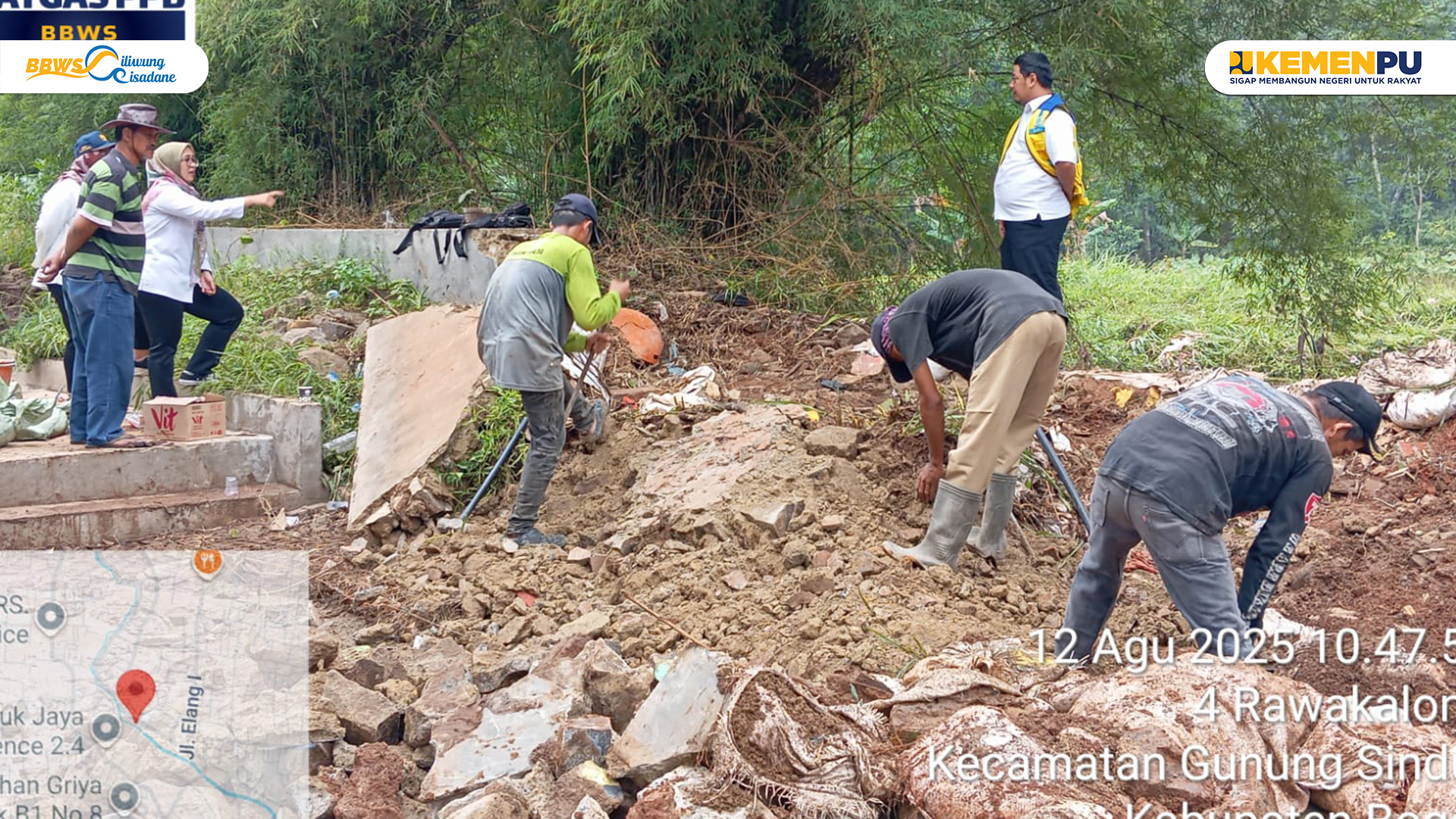 Balai Besar Wilayah Sungai (BBWS) Ciliwung Cisadane melakukan penanganan darurat pada tanggul jebol di Perumahan Villa Pamulang