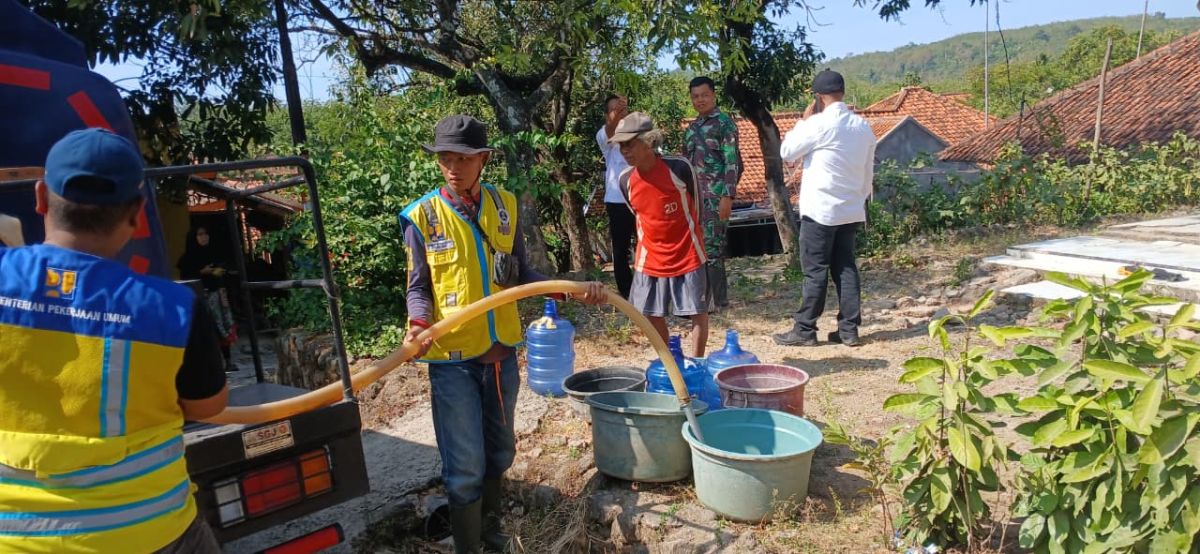 Distribusi 10.000 Liter Air Bersih Jangkau Warga RT 4 RW 5 Desa Cibuluh yang Terdampak Kemarau