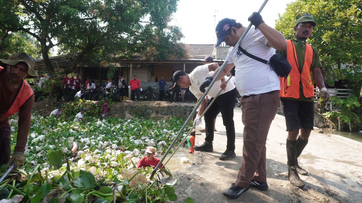Di Tengah Kemarau, 153 Peserta Bersihkan Saluran Irigasi Rentang