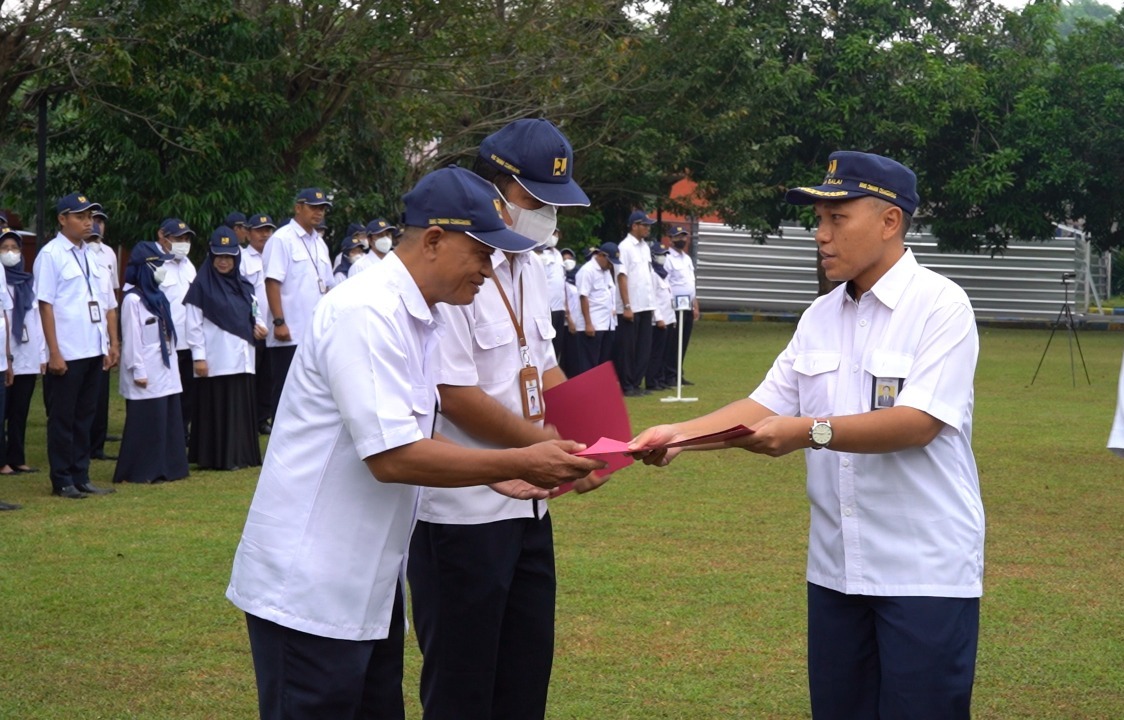 KEPALA BBWS CIMANUK CISANGGARUNG SERAHKAN 6 SK KENAIKAN PANGKAT PEGAWAI PERIODE APRIL 2022