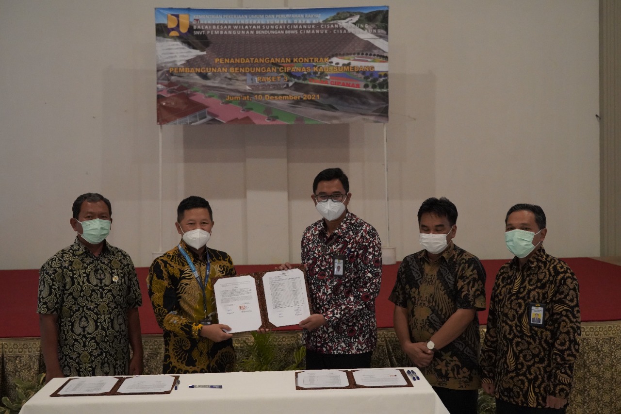 KEJAR TARGET PEMBANGUNAN, BBWS CIMANUK CISANGGARUNG TANDATANGANI KONTRAK PEKERJAAN PEMBANGUNAN BENDUNGAN CIPANAS PAKET 3