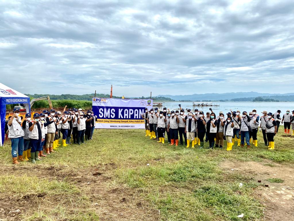 Gerakan Sms-kapan bbws cimanuk cisanggarung, lagi-lagi bersihkan perairan bendungan jatigede dari sampah di kecamatan darmaraja kabupaten sumedang
