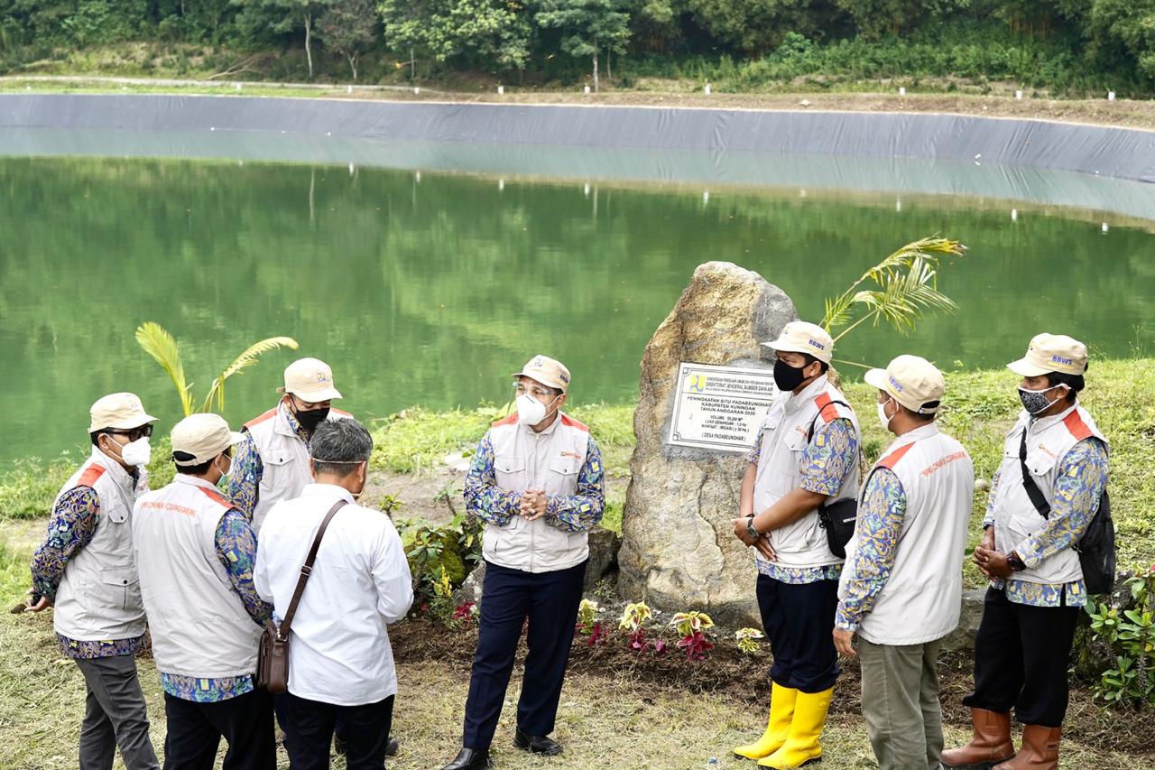 UPAYA KONSERVASI SUMBER DAYA AIR MELALUI PENINGKATAN SITU PADABEUNGHAR DI AREA KEBUN RAYA KUNINGAN DITINJAU KEPALA BBWS CIMANUK CISANGGARUNG.