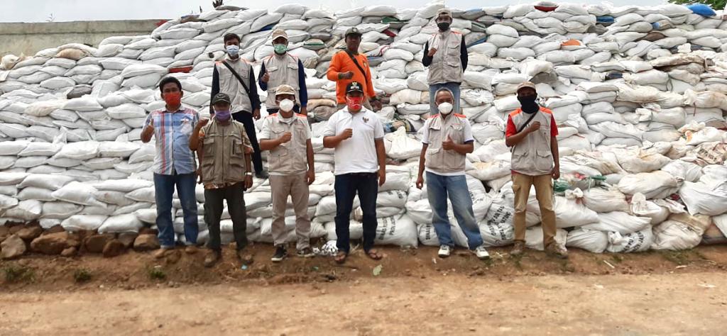 ANTISIPASI TANGGUL KRITIS DI DESA PAKUMAN KECAMATAN LOSARI KABUPATEN BREBES, TIM SIGAB BBWS CIMANUK CISANGGARUNG PASANG RIBUAN KARUNG PASIR BERSAMA MASYARAKAT.