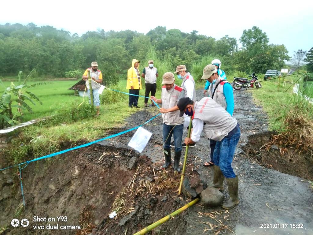 ANTISIPASI TERKIKISNYA TANAH SEKITAR JEMBATAN SUNGAI CIJURUG KECAMATAN SEDONG KABUPATEN CIREBON, TIM SIGAB BBWS CIMANUK CISANGGARUNG GERAK CEPAT PERSIAPAN PASANG BRONJONG.