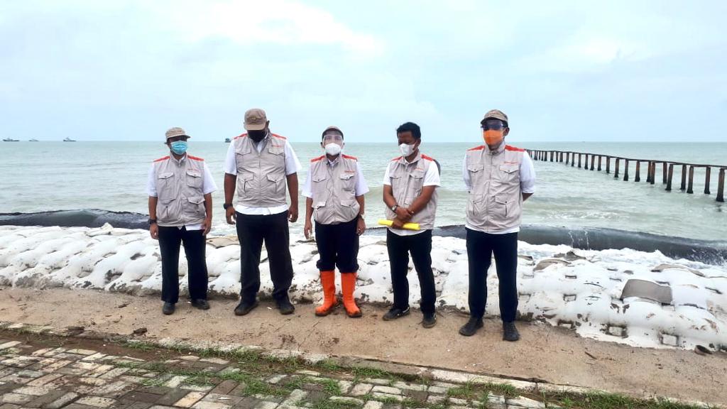 CEGAH BANJIR ROB DI SEKITAR PANTAI LIMBANGAN KABUPATEN INDRAMAYU, BBWS CIMANUK CISANGGARUNG BANGUN TANGGUL LAUT SEPANJANG 500 METER.