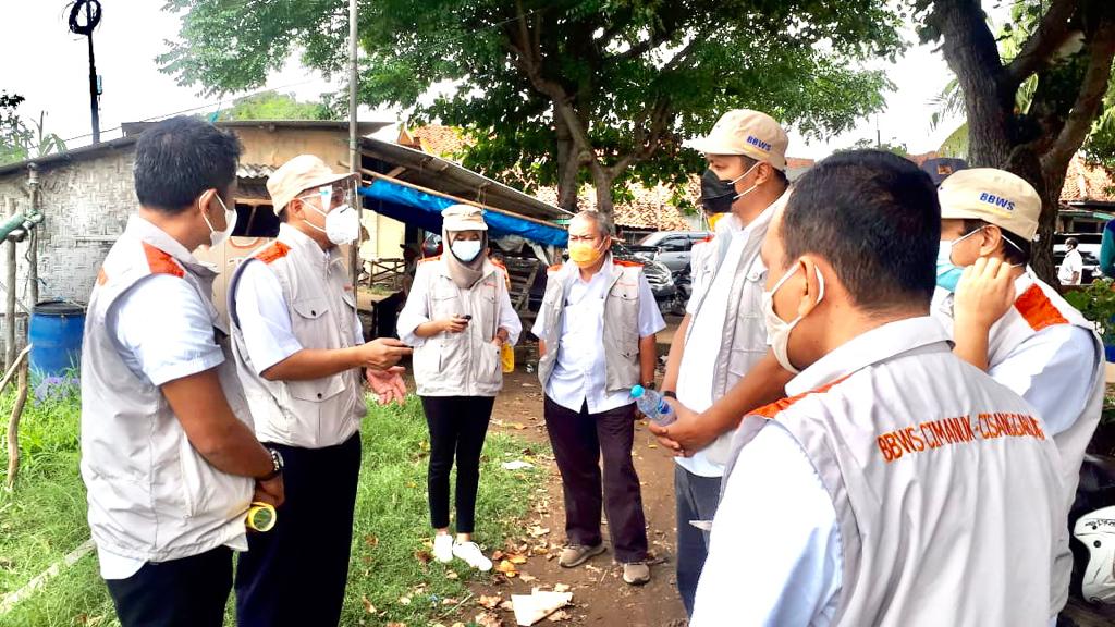 CEGAH ABRASI DI PANTAI DADAP KECAMATAN JUNTINYUAT KABUPATEN INDRAMAYU, BBWS CIMANUK CISANGGARUNG SEGERA BANGUN PEMECAH GELOMBANG SEPANJANG 1 KM