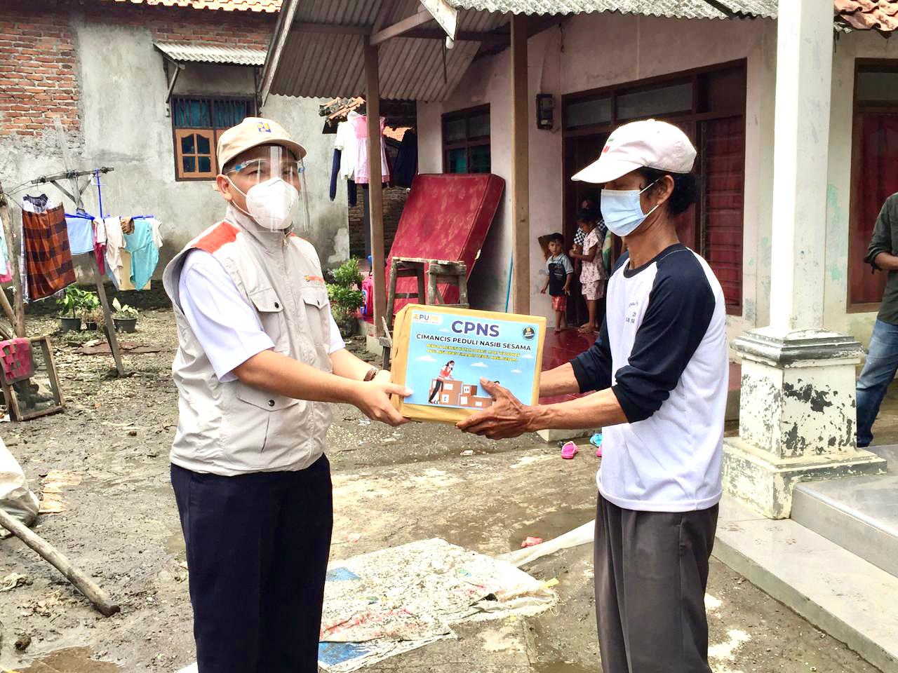 KUNJUNGI LOKASI GENANGAN AKIBAT LIMPASAN SUNGAI WINONG DI DESA SINARBAYA KECAMATAN GUNUNG JATI KABUPATEN CIREBON KEPALA BBWS CIMANUK CISANGGARUNG SERAHKAN BANTUAN “CPNS”