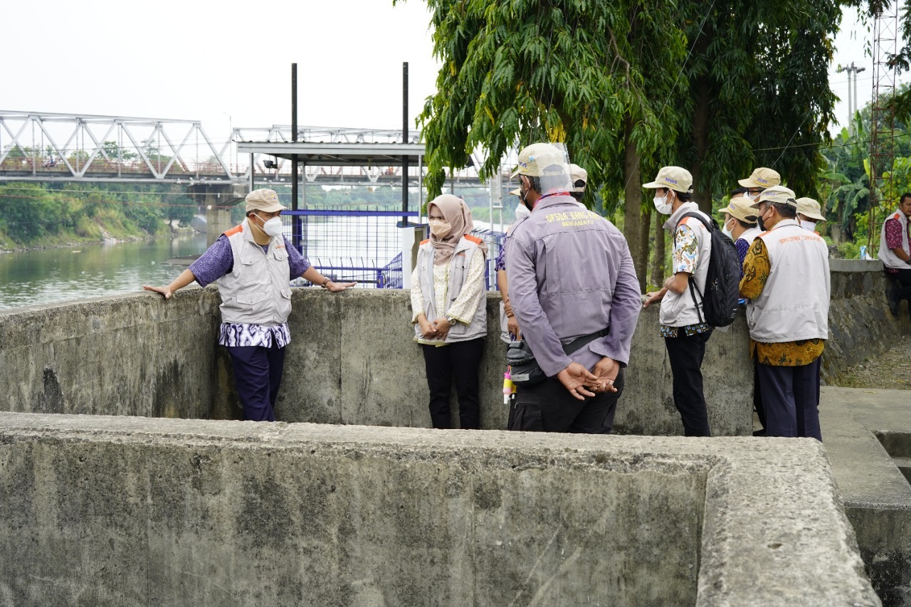 KUNJUNGI BENDUNG BANGKIR DI KABUPATEN INDRAMAYU, KEPALA BBWS CIMANUK CISANGGARUNG PERINTAHKAN BANGUN SIPHON