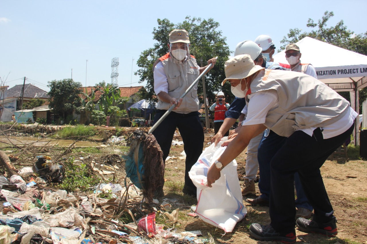 SAMBUT HARI AIR DUNIA XXIX BBWS CIMANUK CISANGGARUNG LAKUKAN AKSI BERSIHKAN SALURAN IRIGASI