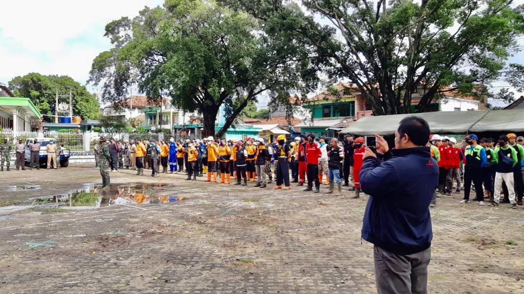SATGAS BENCANA BBWS CIMANUK CISANGGARUNG KIRIM 120 BRONJONG DAN 1 UNIT EXCAVATOR KE LOKASI BENCANA BANJIR BANDANG KABUPATEN GARUT