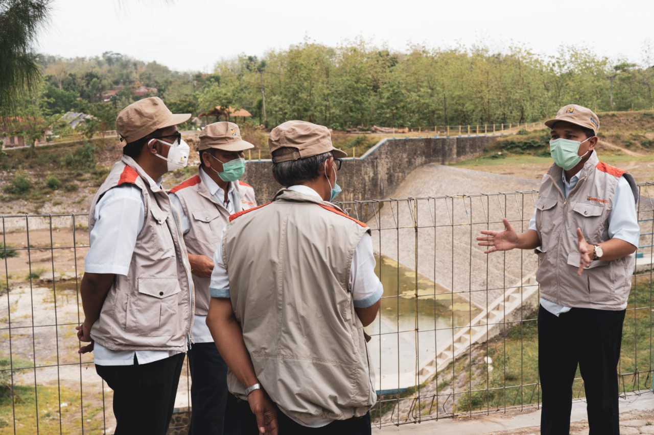 LAKUKAN MITIGASI BENCANA KEPALA BBWS CIMANUK CISANGGARUNG CEK TANGGUL SUNGAI BABAKAN KECAMATAN KETANGGUNGAN KABUPATEN BREBES.