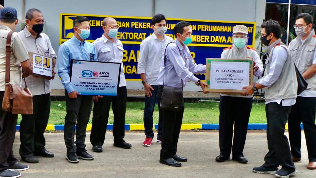 ATAS NAMA “CIMANCIS PNS” KEPALA BBWS CIMANUK CISANGGARUNG SALURKAN BANTUAN KEPADA KORBAN BENCANA ALAM KABUPATEN GARUT