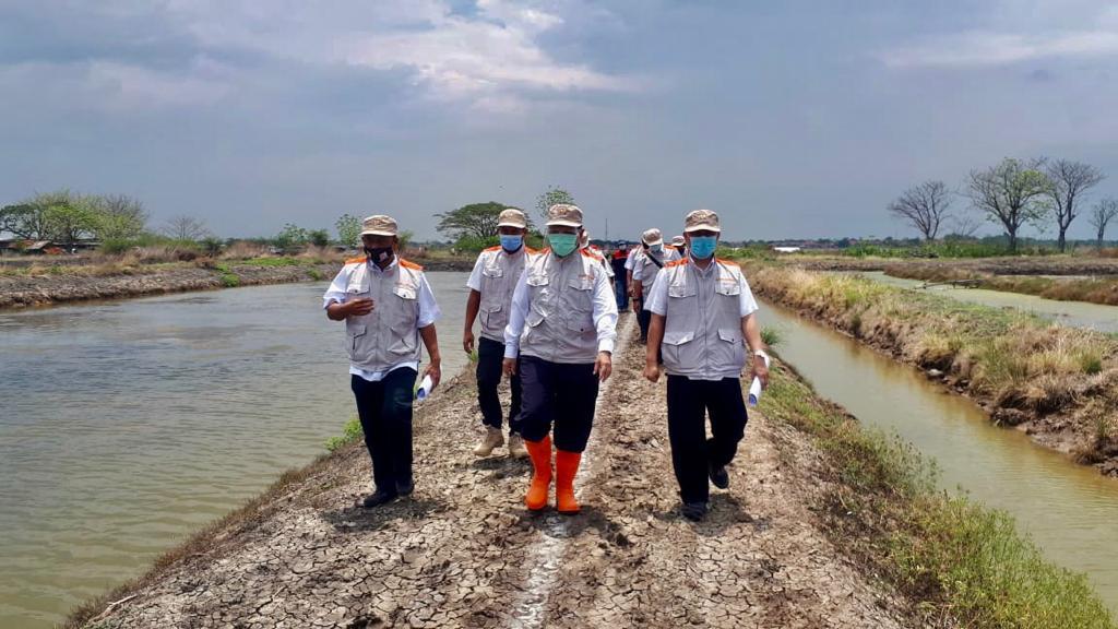 KEPALA BBWS CIMANUK CISANGGARUNG INGATKAN “SIAGA 500” DI LOKASI REHABILITASI JARINGAN TAMBAK GUNUNGJATI DAN SURANENGGALA KABUPATEN CIREBON.