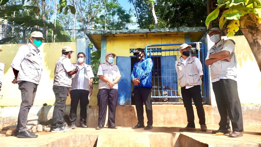 DEKATKAN PELAYANAN AIR KEPADA MASYARAKAT, KEPALA BBWS CIMANUK CISANGGARUNG KUNJUNGI SUMUR AIR BAKU DESA PANAMBANGAN KECAMATAN SEDONG.