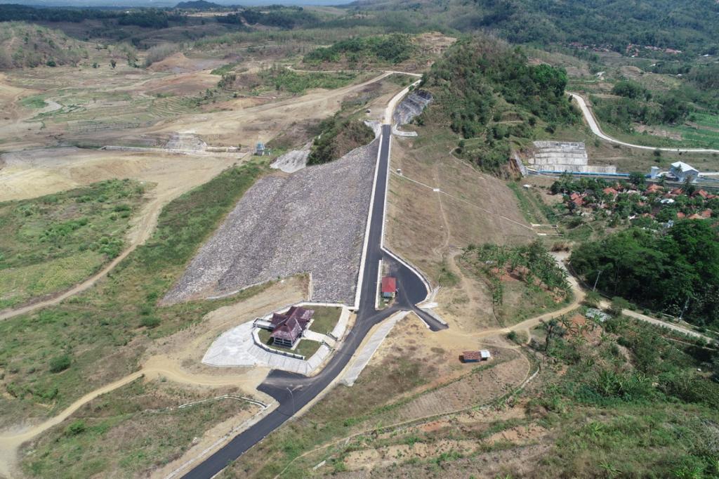 PASCA DINYATAKAN SELESAI PEKERJAAN KONSTRUKSINYA, BBWS CIMANUK CISANGGARUNG TARGETKAN GENANGI BENDUNGAN KUNINGAN SEGERA.