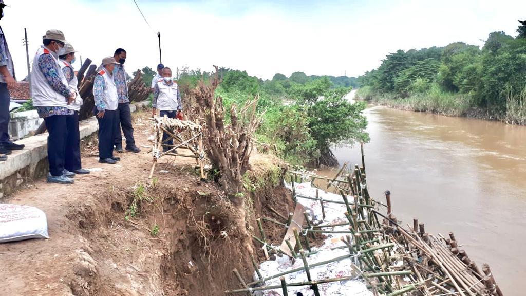 TINDAK LANJUT PENANGANAN LOKASI KRITIS TANGGUL SUNGAI CISANGGARUNG DI DESA PEKAUMAN KECAMATAN LOSARI KABUPATEN BREBES DITINJAU KEPALA BBWS CIMANUK CISANGGARUNG
