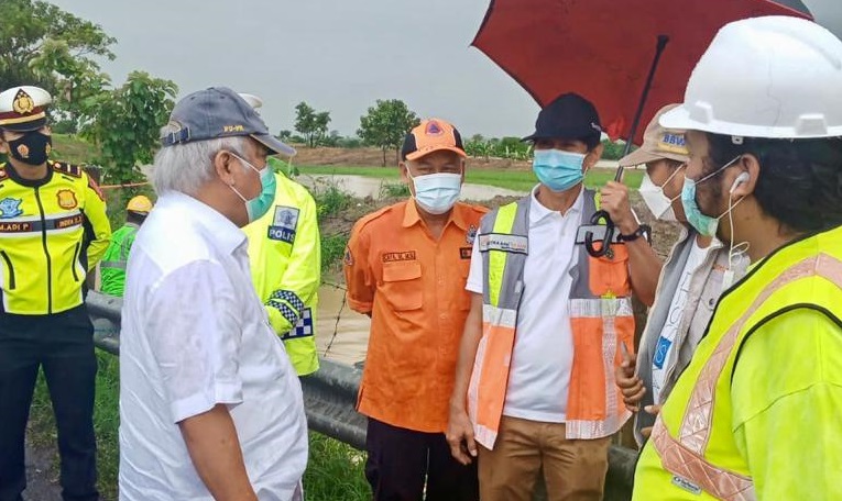 TIM SIAGA ANTISIPASI BENCANA (SIGAB) BBWS CIMANUK CISANGGARUNG DAMPINGI MENTERI PUPR TINJAU GENANGAN DI KM 136 TOL CIPALI KABUPATEN INDRAMAYU.