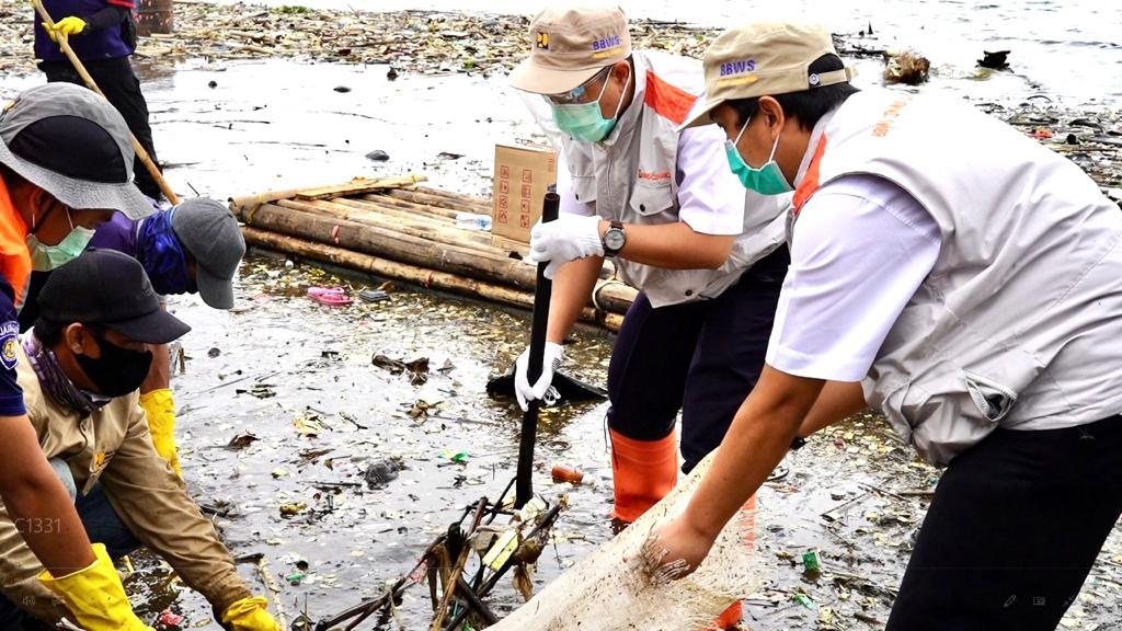 BBWS CIMANUK CISANGGARUNG PILIH AKSI NYATA BERSIHKAN SAMPAH DI BENDUNGAN JATIGEDE