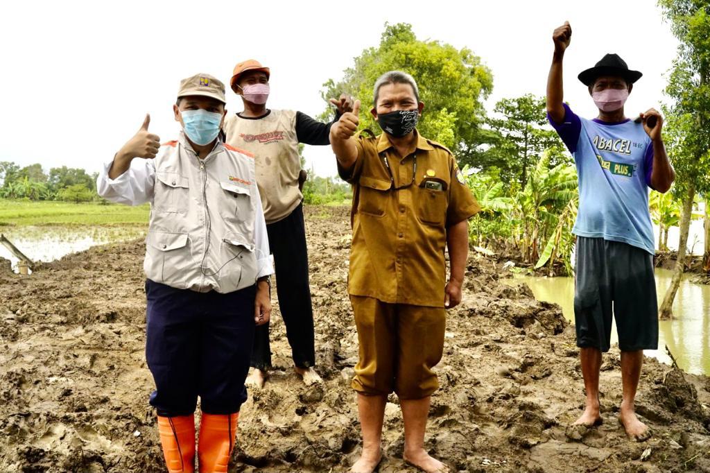 TIM SIAGA ANTISIPASI BENCANA (SIGAB) BBWS CIMANUK CISANGGARUNG PERBAIKI TANGGUL KRITIS SEPANJANG 30 METER DI DESA PANGAUBAN KECAMATAN LELEA KABUPATEN INDRAMAYU