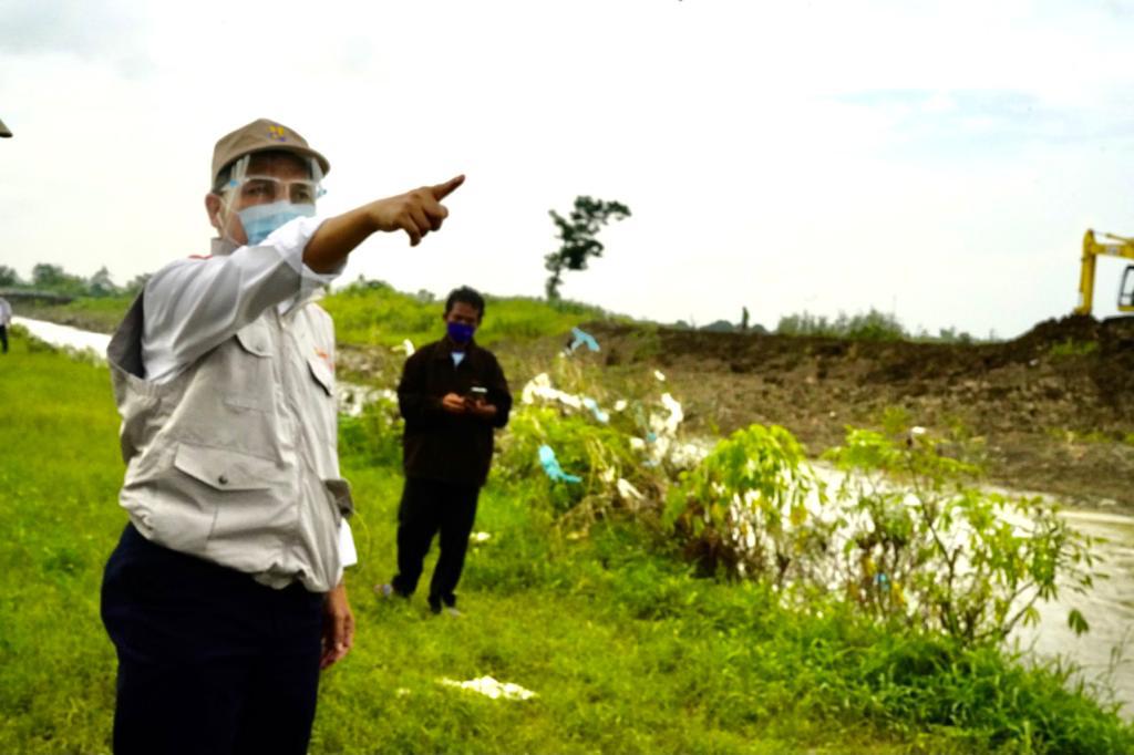 BBWS CIMANUK CISANGGARUNG PERBAIKI TANGGUL KRITIS AKIBAT LIMPASAN SUNGAI CIPANAS DI DESA PUNTANG KECAMATAN LOSARANG KABUPATEN INDRAMAYU