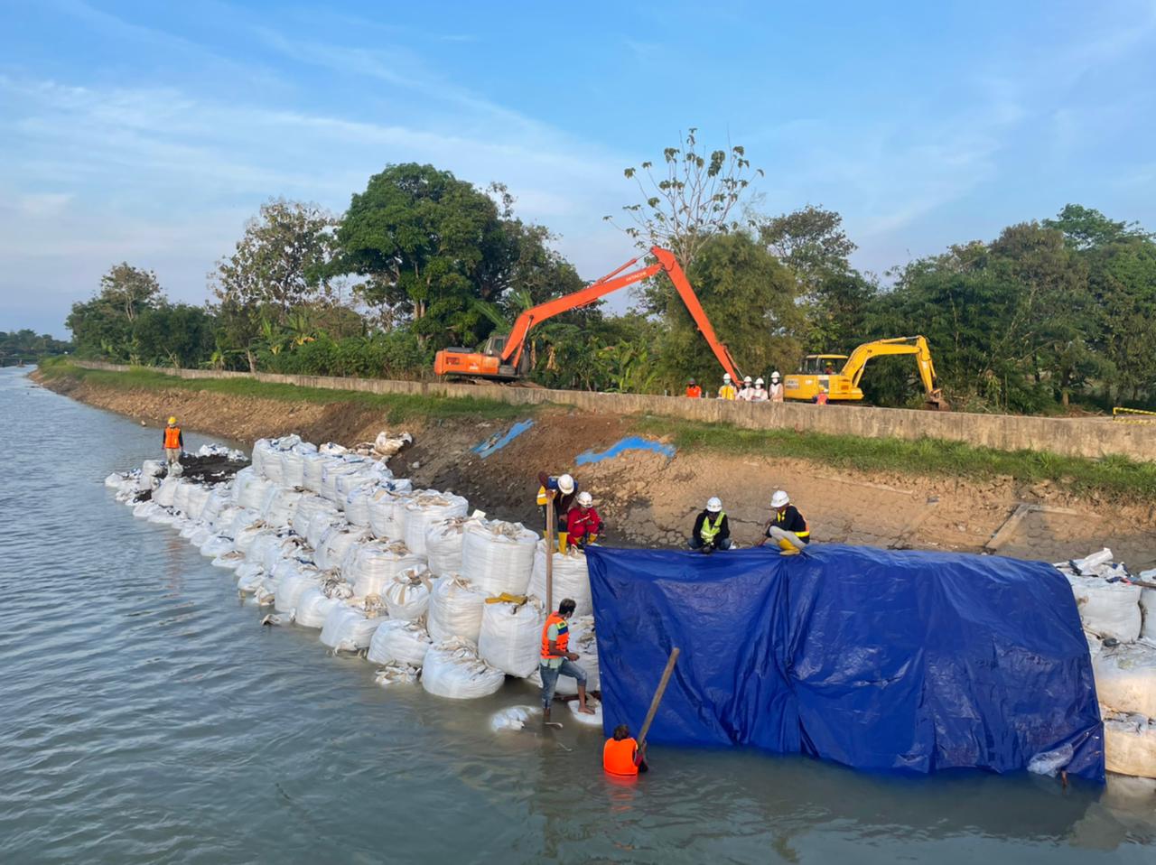 tim sigab bbws cimanuk cisanggarung gerak cepat tangani titik jebolan pada bangunan pembawa dibawah saluran induk sindupraja di desa tersana kecamatan sukagumiwang kabupaten indramayu