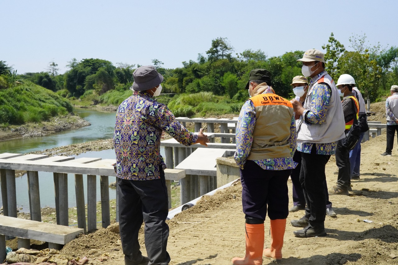 Lindungi 665 Kepala Keluarga Dari Banjir, BBWS Cimancis Bangun Dinding Pelindung Sungai Cisanggarung Kab. Brebes