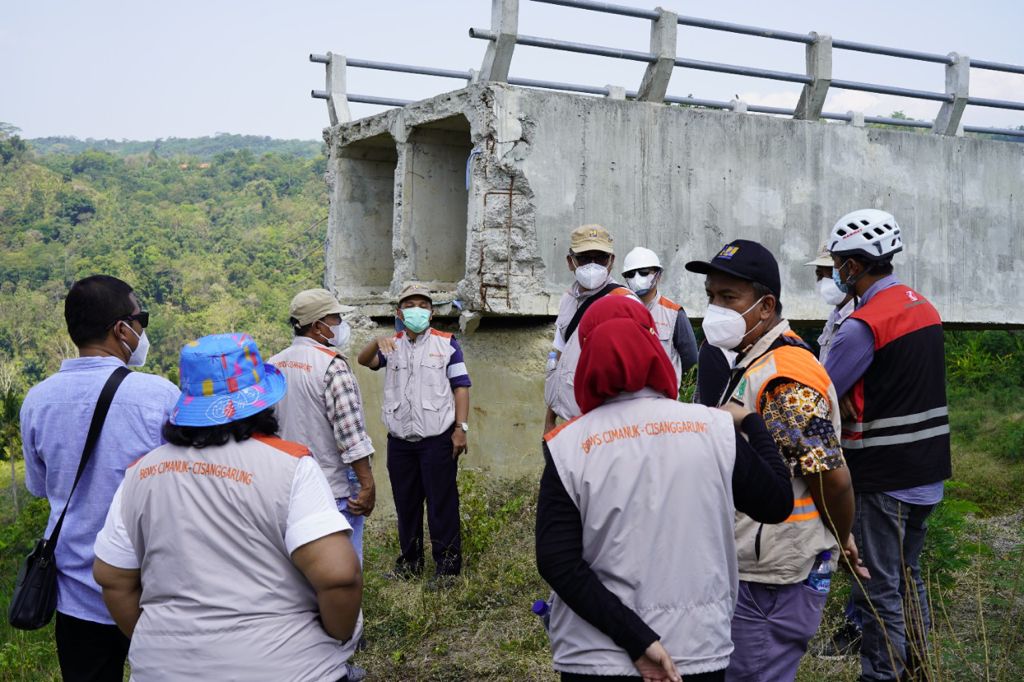 KEPALA BBWS CIMANUK CISANGGARUNG TINJAU LOKASI BENCANA GEOLOGI LONGSORAN/PERGERAKAN TANAH DI PROYEK PEMBANGUNANN JARINGAN IRIGASI D.I. RENGRANG KABUPATEN SUMEDANG