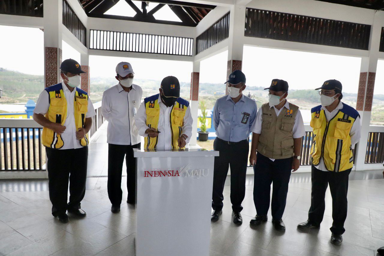 PERESMIAN HASIL KONTRAK PEMBANGUNAN BENDUNGAN KUNINGAN OLEH MENTERI PEKERJAAN UMUM DAN PERUMAHAN RAKYAT BASUKI HADIMULJONO