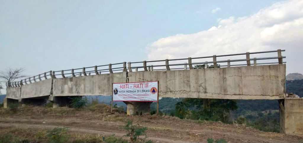 Amankan Lokasi Bencana Geologi Longsoran/Pergerakan Tanah di Proyek Pembangunan Jaringan Irigasi D.I. Rengrang, BBWS Cimanuk Cisanggarung Lakukan Pembersihan dan Pemasangan Informasi Peringatan