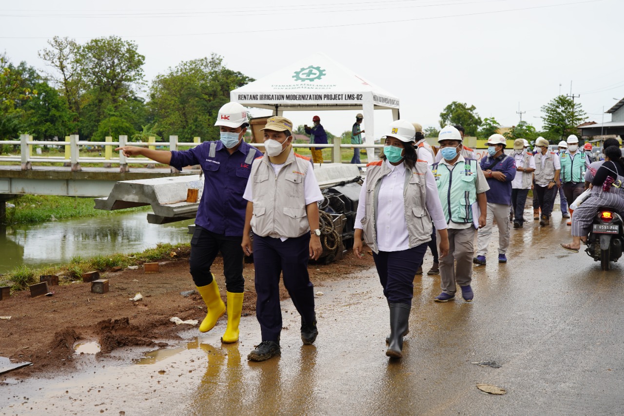 Proyek Modernisasi Saluran Irigasi Rentang Pada Saluran Induk Utara Di inspeksi Oleh Kepala BBWS Cimanuk Cisanggarung