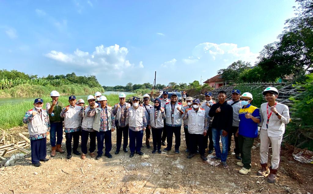 CEGAH BANJIR TAHUNAN, BBWS CIMANUK CISANGGARUNG BANGUN PENGAMAN SUNGAI DAN TEMBOK PENAHAN TANAH SUNGAI RAMBATAN