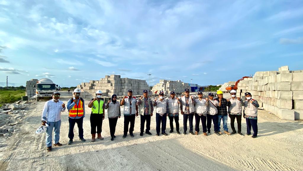 KEPALA BBWS CIMANUK CISANGGARUNG MENINJAU LANGSUNG PEMBUATAN INSTRUMEN KUBUS BETON UNTUK KONSTRUKSI PEMBANGUNAN BREAKWATER BLOK DERMAGA DI DESA DADAP