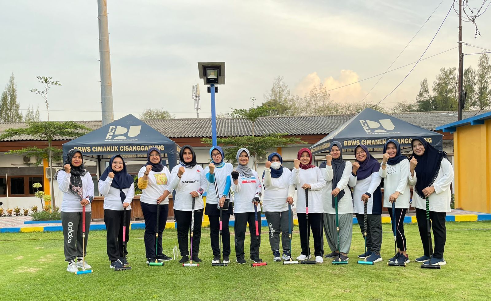 PAGUYUBAN DHARMA WANITA BBWS CIMANUK CISANGGARUNG LAKUKAN LATIHAN GATE BALL UNTUK SEMARAKKAN LOMBA GATEBALL PERINGATAN HUT RI KE-77
