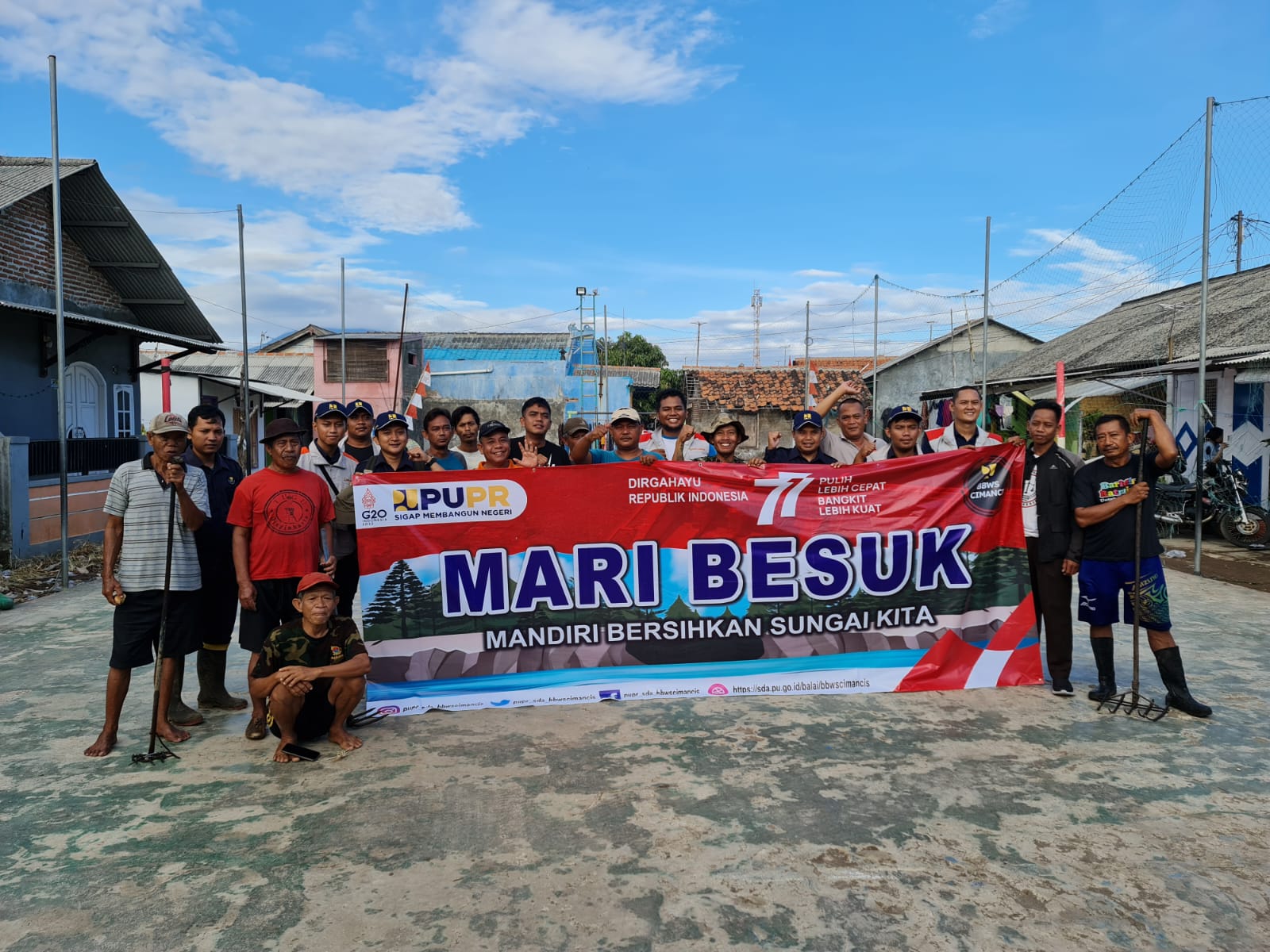 BBWS CIMANUK CISANGGARUNG AJAK MASYARAKAT KESUNEAN GOTONG ROYONG BERSIHKAN MUARA SUNGAI CIPADU DARI TUMPUKAN SAMPAH 