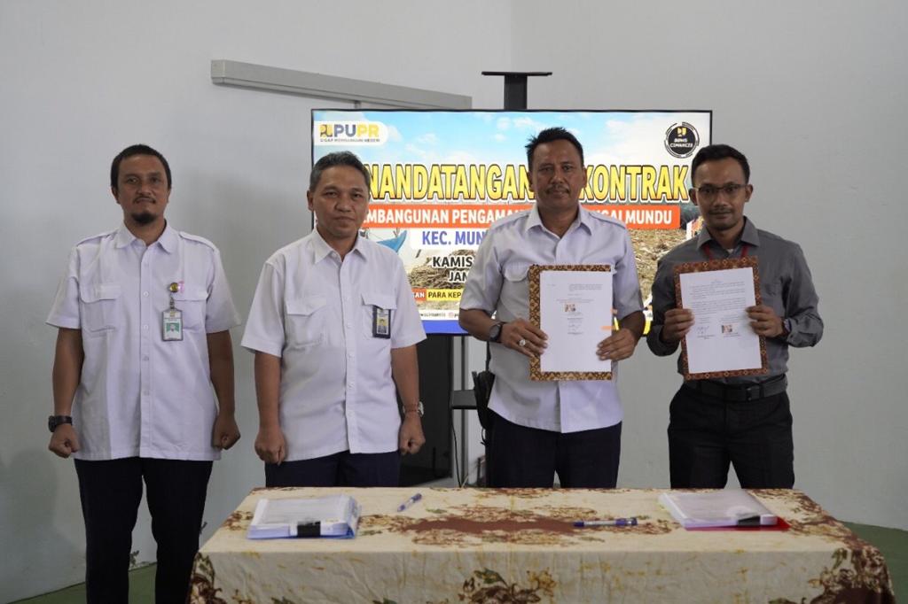 SERIUS JALANI DIREKTIF PRESIDEN, BBWS CIMANUK CISANGGARUNG LAKUKAN Penandatanganan Pembangunan Pengaman Muara Sungai Mundu Yang Disaksikan Langsung Oleh Wartawan dan Jurnalis