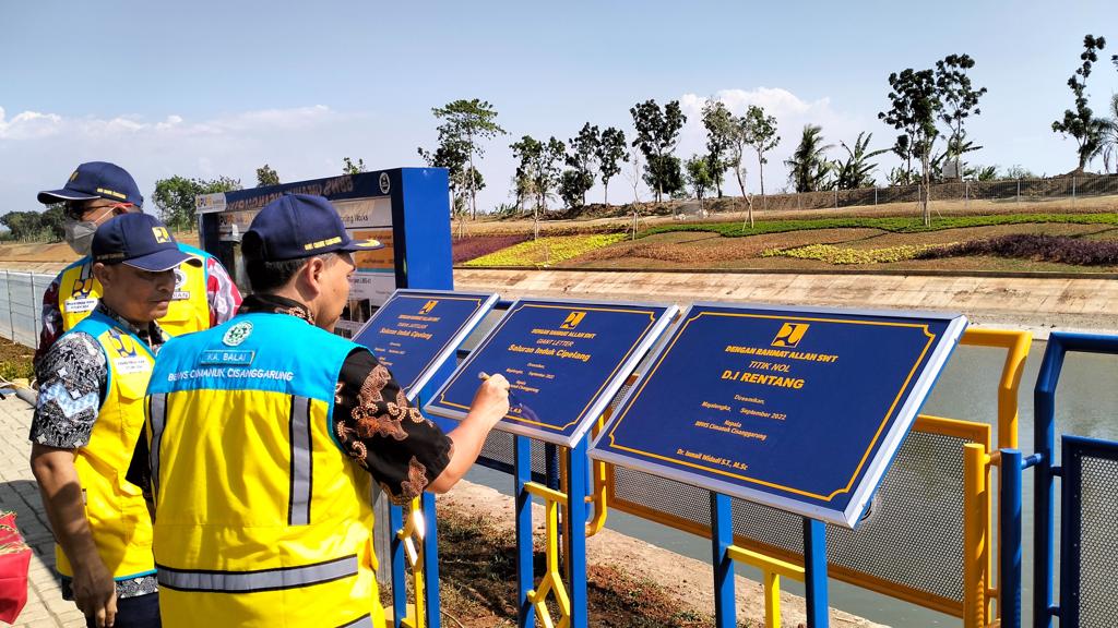 BERIKAN MANFAAT LANGSUNG KEPADA MASYARAKAT DI SEKITAR PROYEK PEKERJAAN RIMP, KEPALA BBWS CIMANUK CISANGGARUNG RESMIKAN TAMAN JATITUJUH