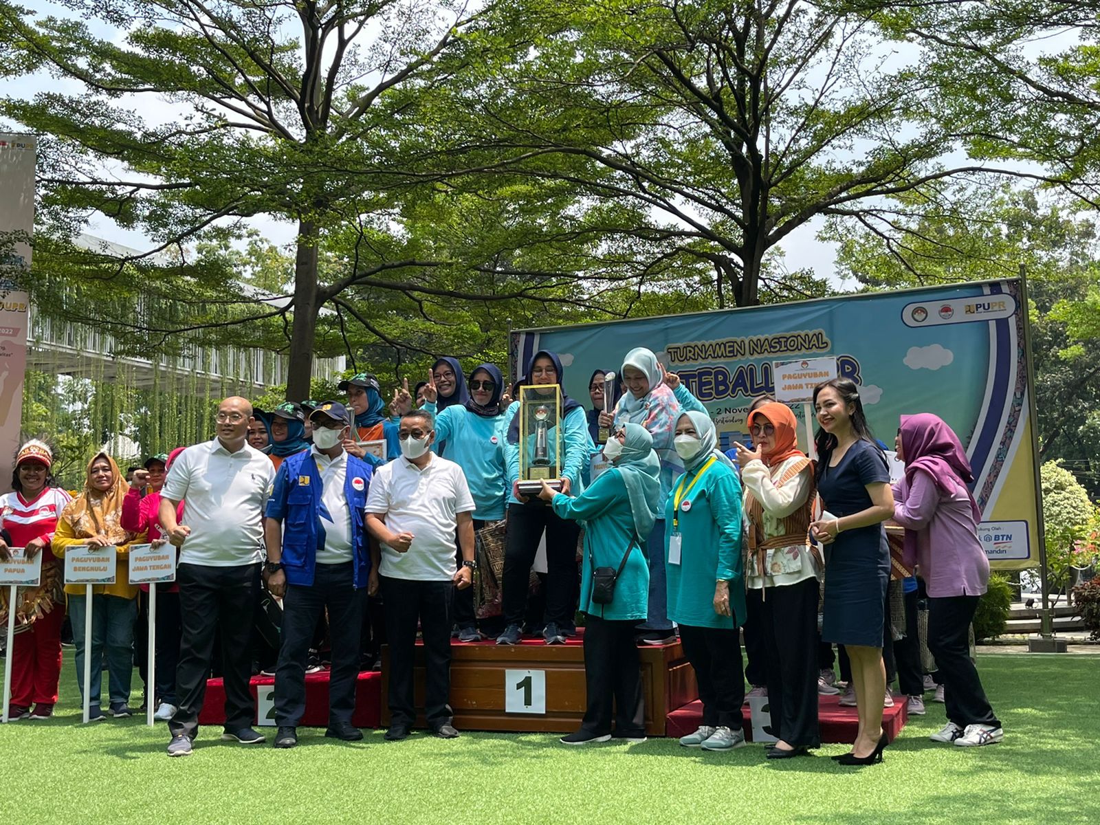 BERGABUNG DALAM TIM GATEBALL PUPR JAWA BARAT, PAGUYUBAN IBU IBU DHARMA WANITA BBWS CIMANUK CISANGGARUNG MERAIH JUARA PERTAMA DALAM TURNAMEN NASIONAL GATEBALL DHARMA WANITA KEMENTERIAN PUPR