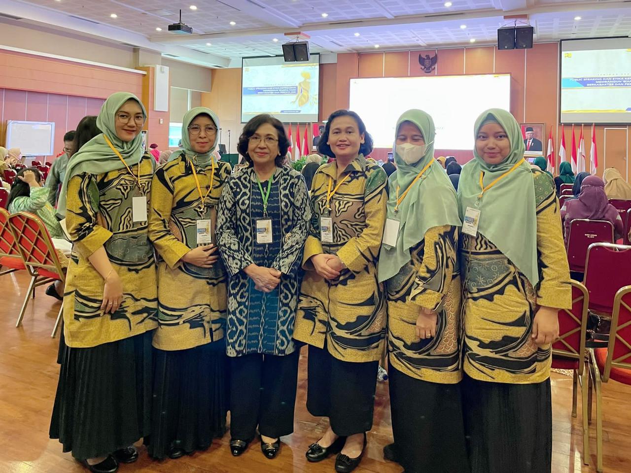 TUNJANG PENINGKATAN KAPASITAS DIRI, PAGUYUBAN IBU IBU BBWS CIMANUK CISANGGARUNG IKUTI SEMINAR PUBLIC SPEAKING DAN PERSONALITY DEVELOPMENT