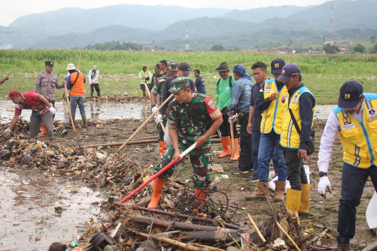 JAGA KEBERSIHAN WADUK JATIGEDE; TIM BBWS CIMANUK CISANGGARUNG BERSAMA DENGAN MASYARAKAT WADO KEMBALI GALAKAN AKSI SMS KAPAN