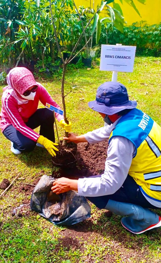 SEMARAKKAN HARI BAKTI PUPR KE-77 PUPAGUYUBAN IBU IBU BBWS CIMANUK CISANGGARUNG IKUT AKSI PENANAMAN TANAMAN PANGAN BERSAMA SELURUH UPT JAWA BARAT