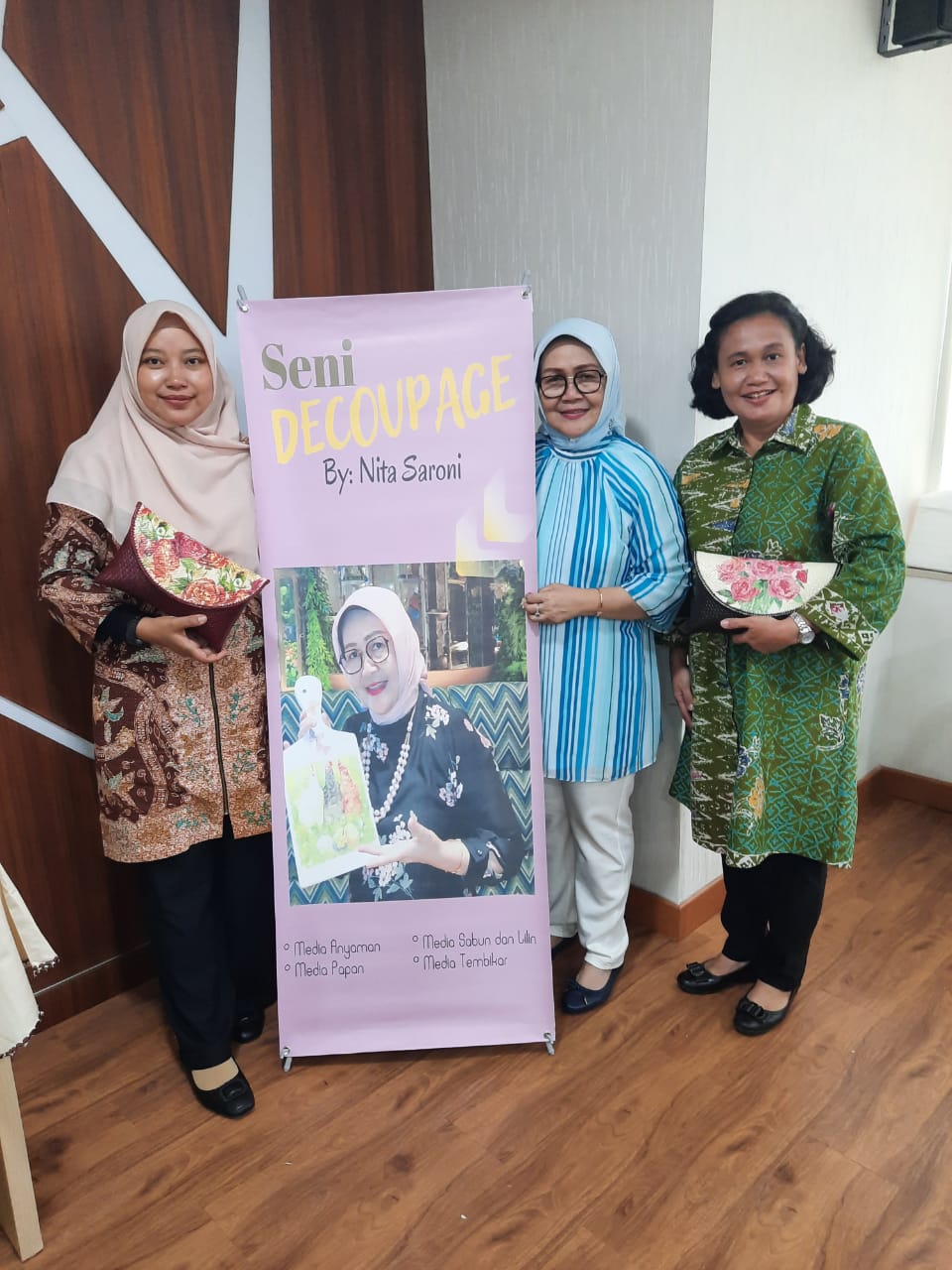PAGUYUBAN IBU IBU BBWS CIMANUK CISANGGARUNG MENGENAL LEBIH DEKAT SENI DECOUPAGE BERSAMA DHARMA WANITA DITJEN SDA