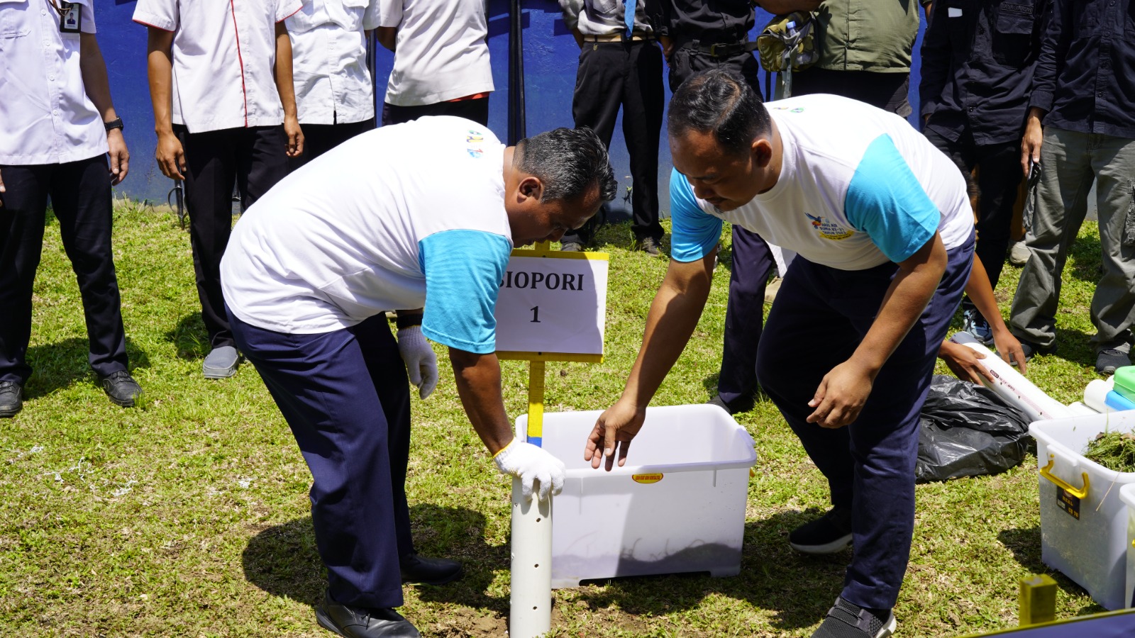 SAMBUT HARI AIR DUNIA KE-31, BBWS CIMANUK CISANGGARUNG LAKSANAKAN KEGIATAN PEMBUATAN BIOPORI BERSAMA KOMUNITAS PEDULI SUNGAI